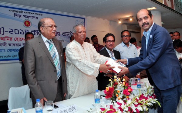 BGMEA president receives CIP card from Industries Minister